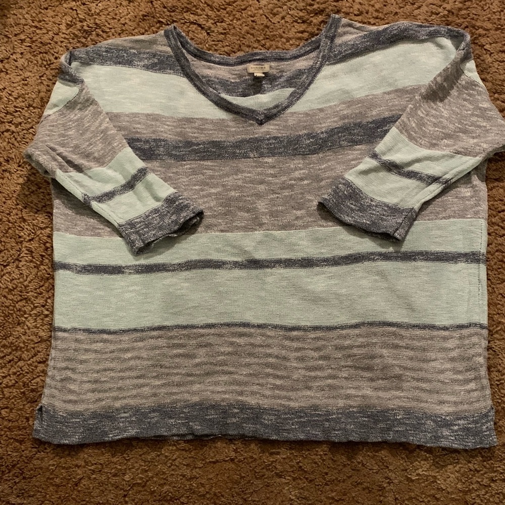 Women’s v-neck sweater with 3/4 sleeves